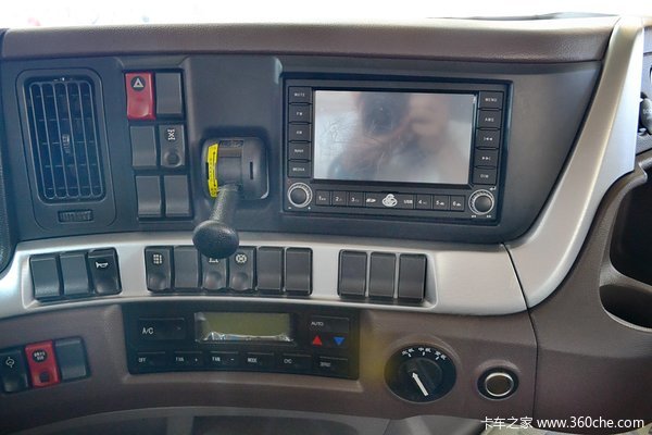 东风柳汽 乘龙H7重卡 320马力 8X4 载货车底盘(豪华版)(LZ1311QELAT)驾驶室图（17/46）