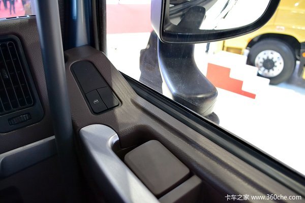 东风柳汽 乘龙H7重卡 320马力 8X4 载货车底盘(豪华版)(LZ1311QELAT)驾驶室图（3/46）