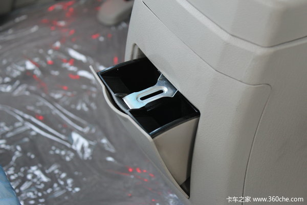 福田 萨普Z6 征服者 2.4L汽油 136马力 两驱 双排皮卡(舒适版)驾驶室图（29/31）