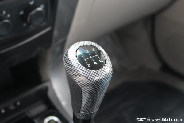 福田 萨普Z6 征服者 2.4L汽油 136马力 两驱 双排皮卡(舒适版)驾驶室图（14/31）