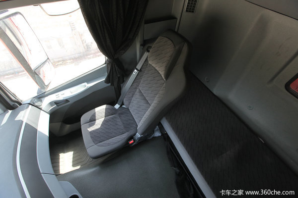福田 欧曼GTL超能版 山区型 350马力 8X4 仓栅式载货车(BJ1319VPPKJ-XC)驾驶室图（74/75）