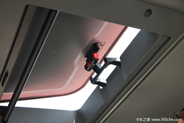 福田 欧曼GTL超能版 山区型 350马力 8X4 仓栅式载货车(BJ1319VPPKJ-XC)驾驶室图（60/75）