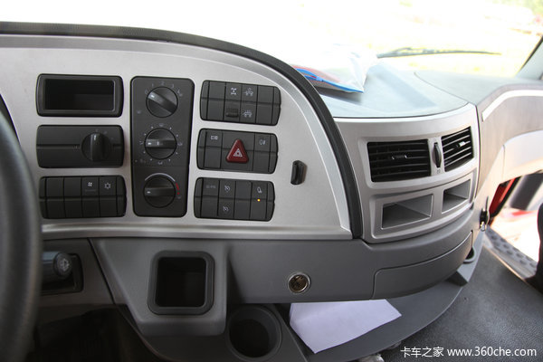 福田 欧曼GTL超能版 山区型 350马力 8X4 仓栅式载货车(BJ1319VPPKJ-XC)驾驶室图（23/75）