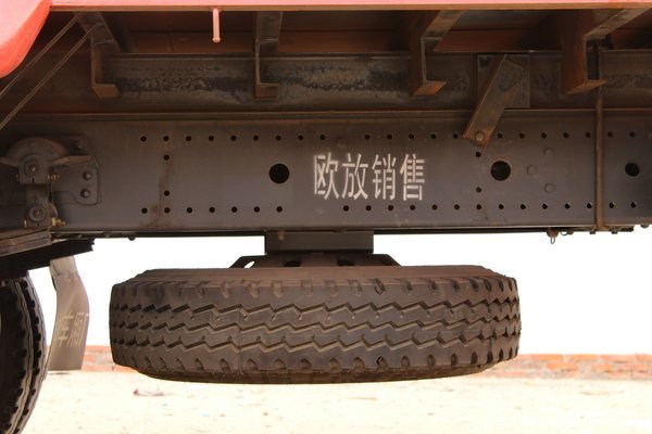 陕汽宝华 轩德中卡 4X2 190马力 6.75米载货车(SX5168CCYGP4)底盘图（7/13）
