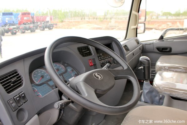 陕汽宝华 轩德中卡 220马力 6X2 8.6米载货车底盘(SX5254CCYGP4)驾驶室图