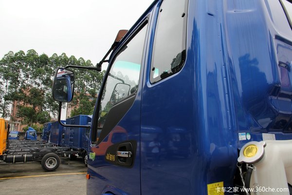 江淮 骏铃H530 154马力 4X2 6.8米排半载货车底盘外观图（41/64）