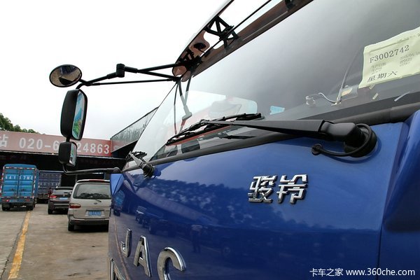 江淮 骏铃H530 154马力 4X2 6.8米排半载货车底盘外观图（28/64）