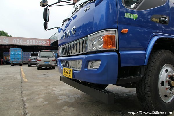 江淮 骏铃H530 154马力 4X2 6.8米排半载货车底盘外观图（24/64）