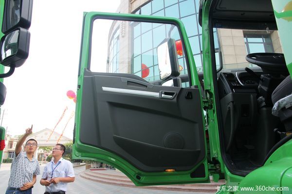 陕汽 德龙新M3000 336马力 8x4 新型环保渣土车(SX3316HR326)驾驶室图