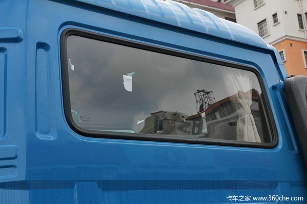 东风 天锦中卡 180马力 4X2 6.75米载货车底盘(DFL1120B13)外观图（34/43）