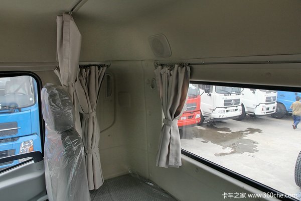 东风 天锦中卡 180马力 4X2 6.75米载货车底盘(DFL1120B13)驾驶室图（31/43）