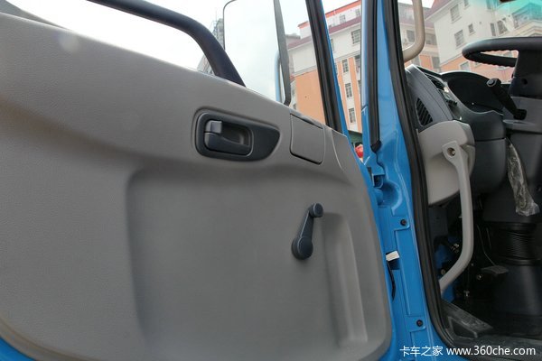 东风 天锦中卡 180马力 4X2 6.75米载货车底盘(DFL1120B13)驾驶室图（5/43）