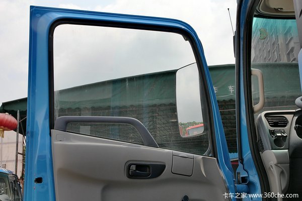 东风 天锦中卡 180马力 4X2 6.75米载货车底盘(DFL1120B13)驾驶室图（2/43）