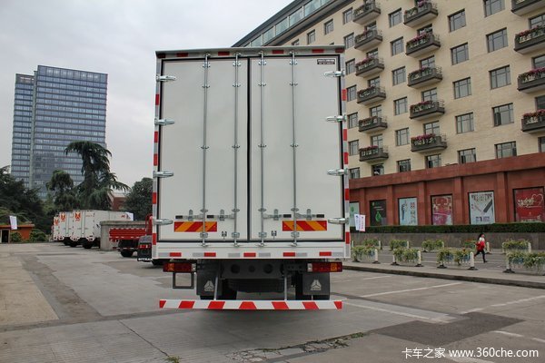 中国重汽 HOWO T5G重卡 310马力 6X2 厢式载货车(ZZ5257XXYM56CGE1)外观图（6/22）