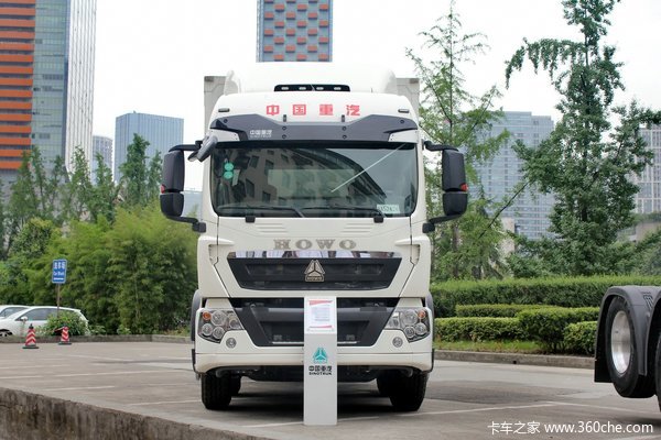 中国重汽 HOWO T5G重卡 310马力 6X2 厢式载货车(ZZ5257XXYM56CGE1)外观图（2/22）