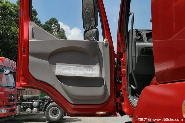东风柳汽 霸龙 240马力 6X2 9.6米厢式载货车(LZ1250M5CAT)驾驶室图（4/73）