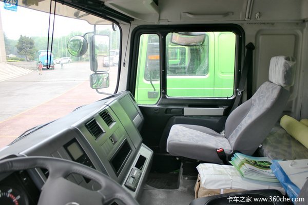 陕汽 德龙新M3000 336马力 8X4 新型渣土车(SX3316HR326)驾驶室图