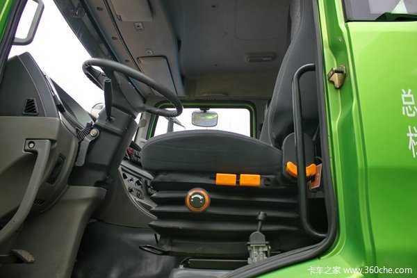 陕汽 德龙新M3000重卡 336马力 6X4 LNG新型渣土车(SX3256MR384H)驾驶室图（2/16）