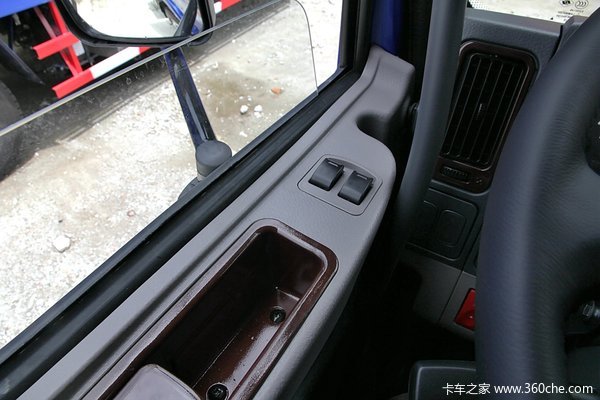 东风柳汽 乘龙中卡 170马力 4X2 7.65米厢式载货车底盘(LZ5166XXYM3AA)驾驶室图（5/54）
