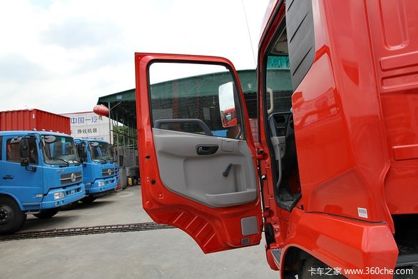 东风 天锦中卡 160马力 4X2 7.7米排半厢式载货车底盘(DFL5160XXYBX2A1)驾驶室图