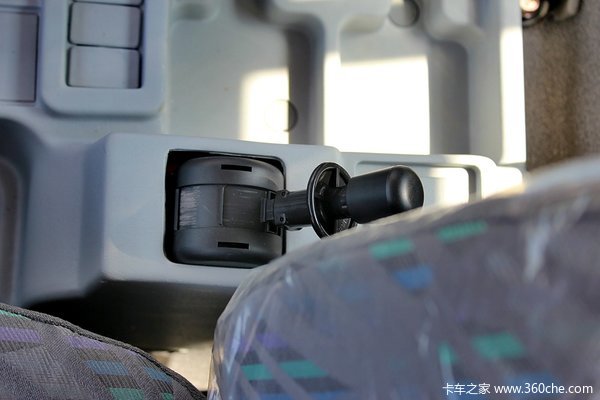 福田 欧马可5系 168马力 4X2 6.2米排半栏板式载货车(BJ1139VJPEK-A1)驾驶室图（25/42）
