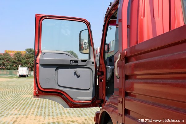 福田 欧马可5系 168马力 4X2 6.2米排半栏板式载货车(BJ1139VJPEK-A1)驾驶室图