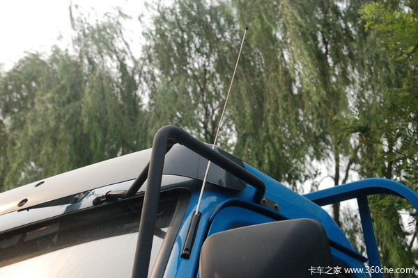 东风 多利卡L 136马力 4X2 6.15米单排栏板载货车外观图（5/17）