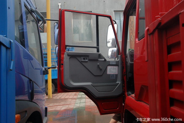 青岛解放 赛龙中卡 130马力 4X2 栏板载货车(CA1128PK2L2EA80)驾驶室图