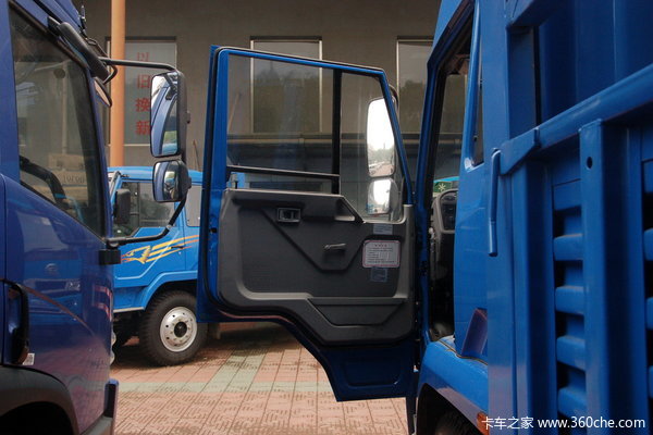 青岛解放 赛龙II中卡 130马力 4X2 仓栅载货车(CA5080XXYPK2EA80-1)驾驶室图