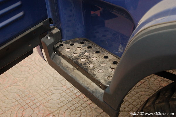 青岛解放 赛龙III中卡 160马力 4X2 排半栏板载货车(CA1127PK2EA80)驾驶室图（6/29）