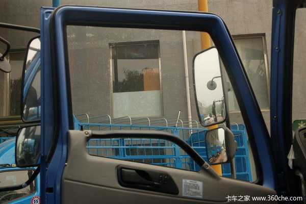 青岛解放 赛龙III中卡 160马力 4X2 排半栏板载货车(CA1127PK2EA80)驾驶室图（2/29）