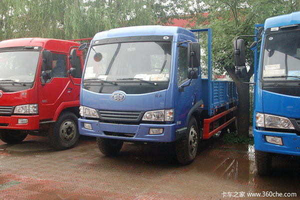 青岛解放 赛龙III中卡 160马力 4X2 排半栏板载货车(CA1127PK2EA80)