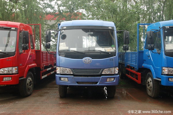 青岛解放 赛龙III中卡 160马力 4X2 排半厢式载货车(CA5167XXYPK2EA80-3)