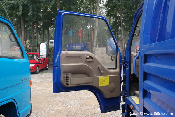 北京 旗铃 120马力 4X2 5.2米单排栏板载货车(BJ1065P1U62)驾驶室图