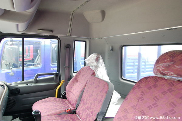 江淮 格尔发A3系列重卡 200马力 6X2 栏板载货车(厢长8.5米)(HFC1201KR1K3)驾驶室图（40/47）