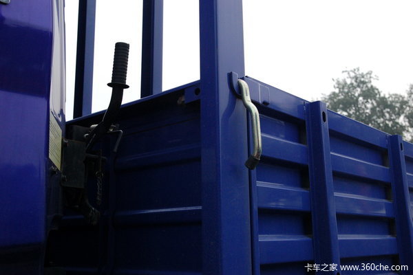江淮 格尔发A3系列重卡 200马力 6X2 栏板载货车(厢长8.5米)(HFC1201KR1K3)上装图（2/7）