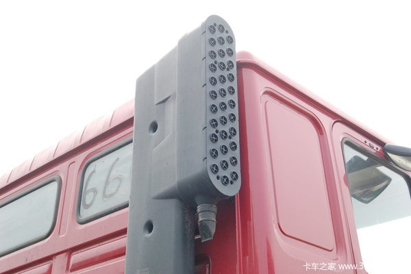 陕汽 德龙F2000重卡 300马力 6X4 自卸底盘车(SX3255DN3841)外观图（18/18）