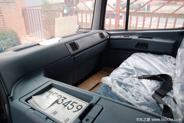 华菱重卡 336马力 6X4 自卸车(平顶卧铺)(HN3250P34C9M3)驾驶室图（25/52）