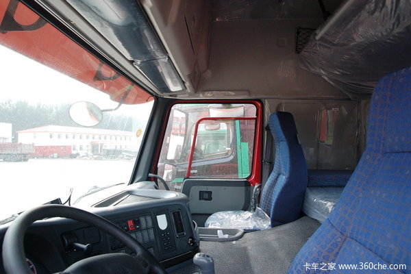 中国重汽 HOWO重卡 290马力 8X4 栏板载货车(ZZ1317M4669V)驾驶室图（47/50）