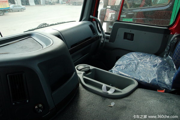 中国重汽 HOWO重卡 290马力 8X4 栏板载货车(ZZ1317M4669V)驾驶室图（36/50）