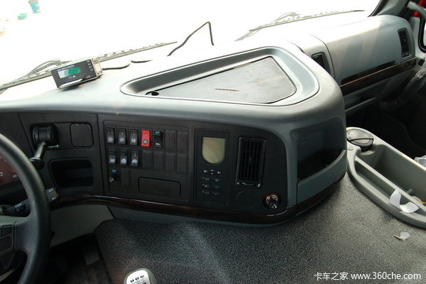 中国重汽 HOWO重卡 290马力 8X4 栏板载货车(ZZ1317M4669V)驾驶室图（30/50）