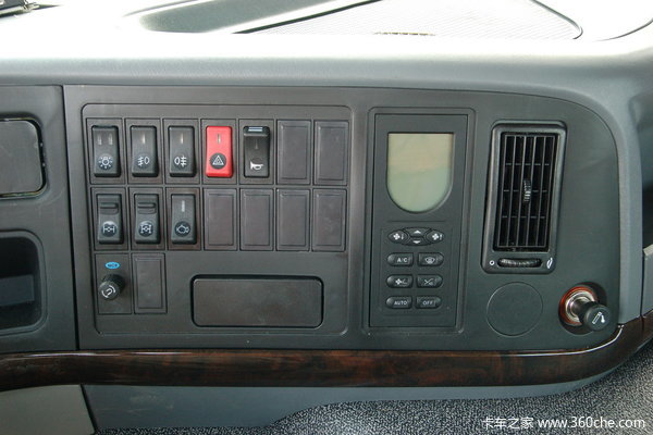 中国重汽 HOWO重卡 290马力 8X4 栏板载货车(ZZ1317M4669V)驾驶室图（26/50）