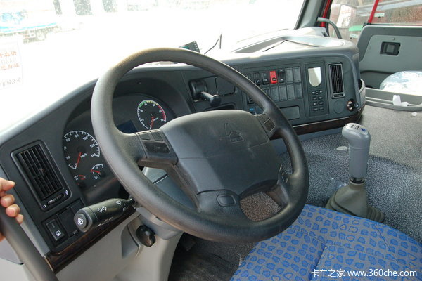中国重汽 HOWO重卡 290马力 8X4 栏板载货车(ZZ1317M4669V)驾驶室图（14/50）