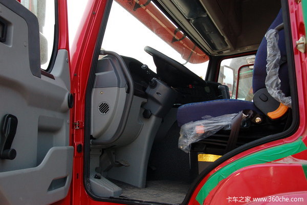 中国重汽 HOWO重卡 290马力 8X4 栏板载货车(ZZ1317M4669V)驾驶室图（7/50）