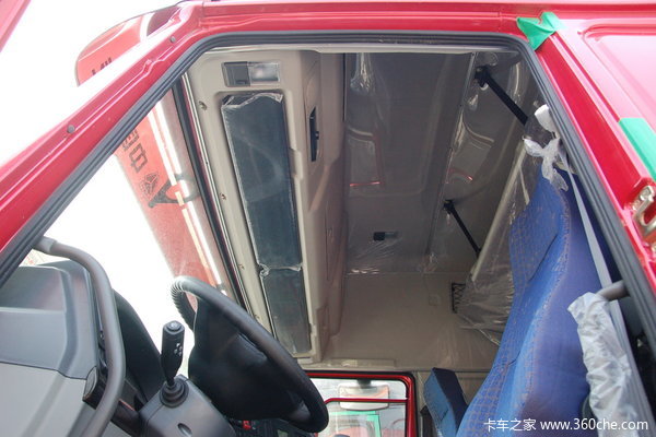 中国重汽 HOWO重卡 290马力 8X4 栏板载货车(ZZ1317M4669V)驾驶室图（6/50）