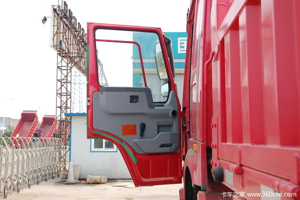 中国重汽 HOWO重卡 290马力 8X4 栏板载货车(ZZ1317M4669V)驾驶室图
