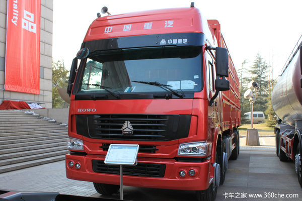 中国重汽 HOWO重卡 336马力 8X4 仓栅载货车(ZZ5317CLXN4667C)外观图