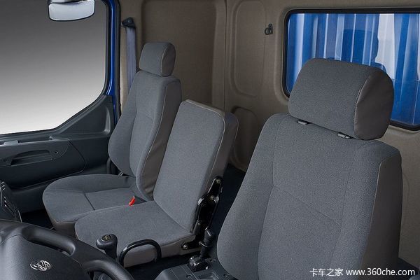 东风柳汽 乘龙609中卡 160马力 4X2 厢式载货车(LZ5165XXYRAP)驾驶室图（2/25）