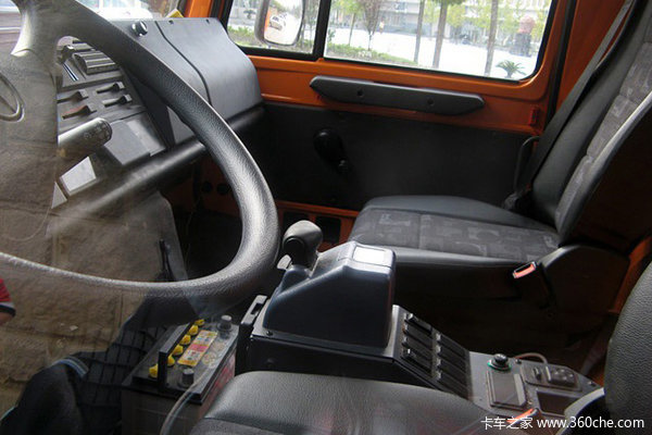 奔驰 Unimog系列 178马力 4X4 越野卡车(型号U4000)驾驶室图
