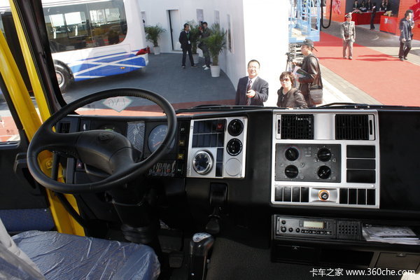 江铃重汽 远威重卡 350马力 8X4 LNG自卸车(SXQ3310M7N-4)驾驶室图